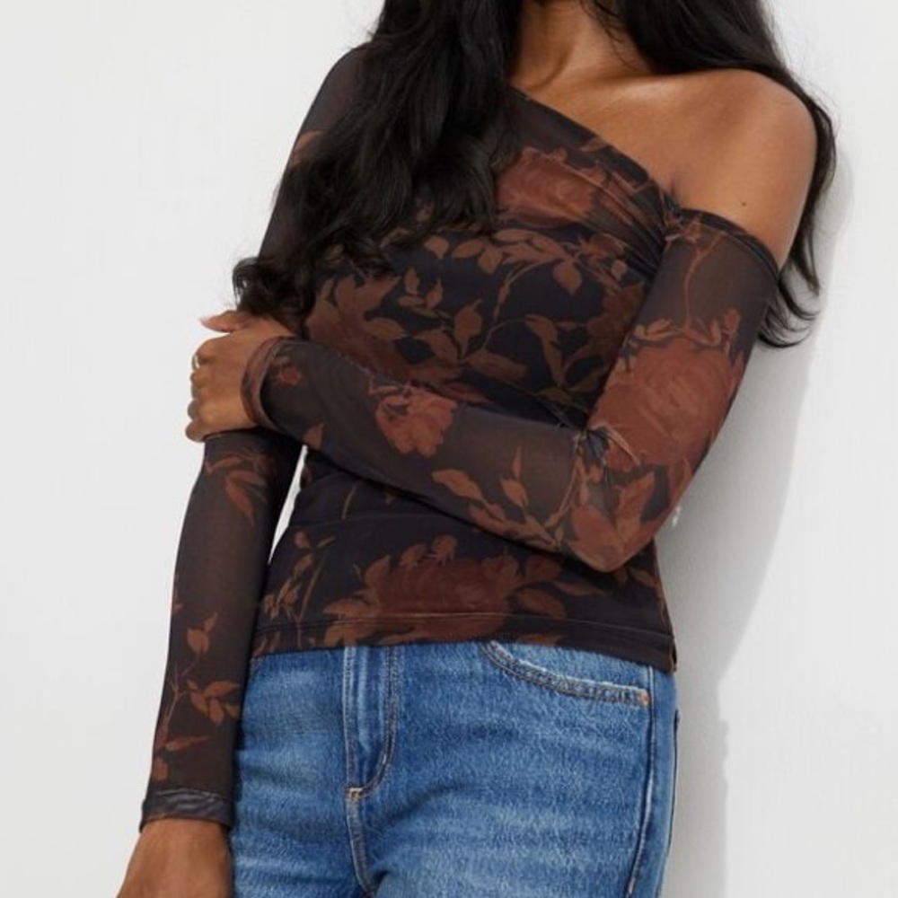 DYNAMITE KAT OFF SHOULDER MESH TOP